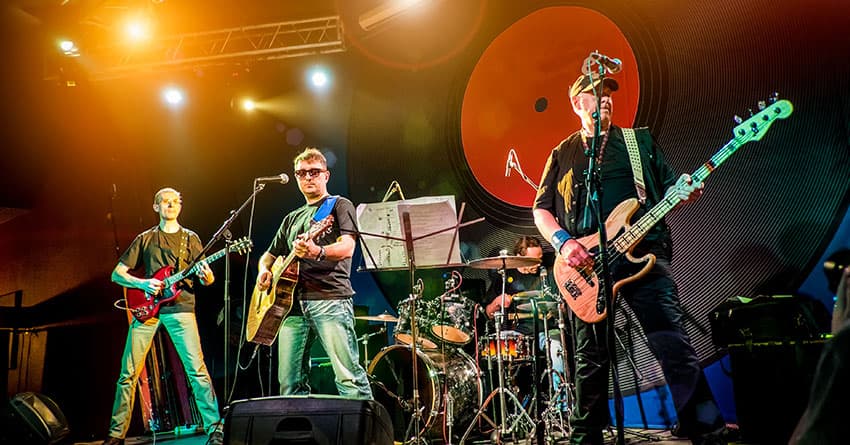 ARKADAŞLARLA DİNLENİCEK EN İYİ CANLI MÜZİK ŞARKILARI